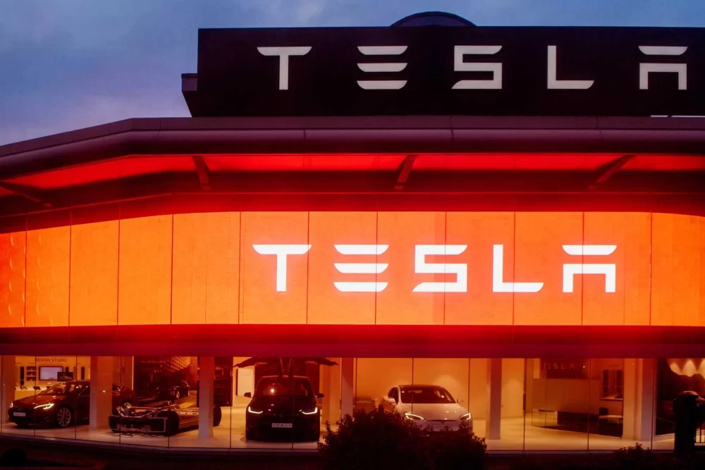 TESLA ARABA SAHİPLERİNİN BİLGİLERİ EBAY’DE SATILIYOR!